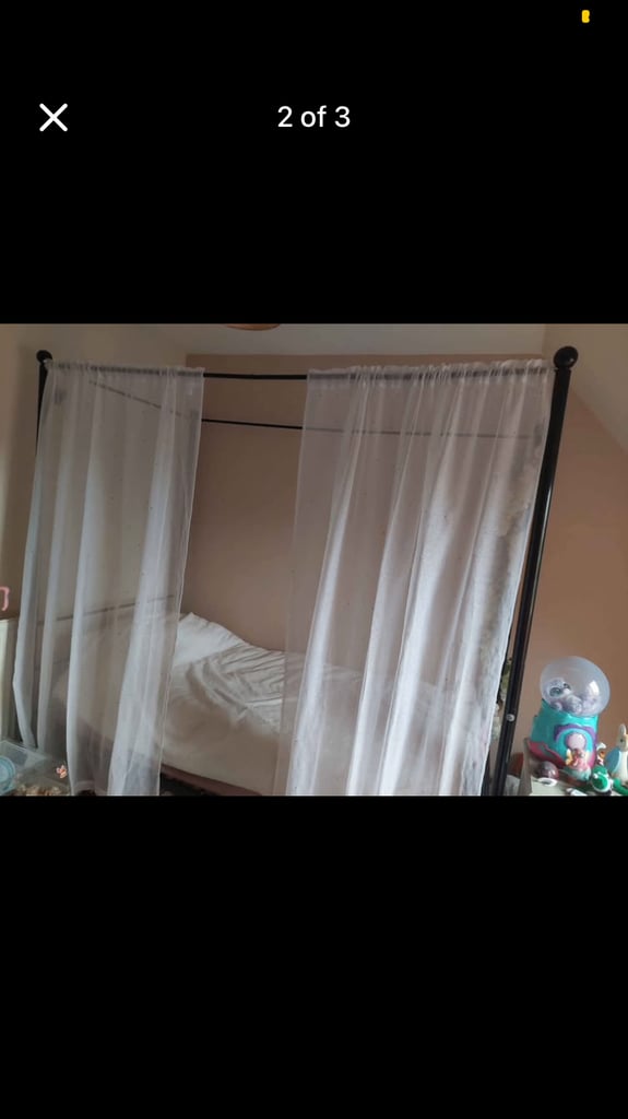 Single four poster bed