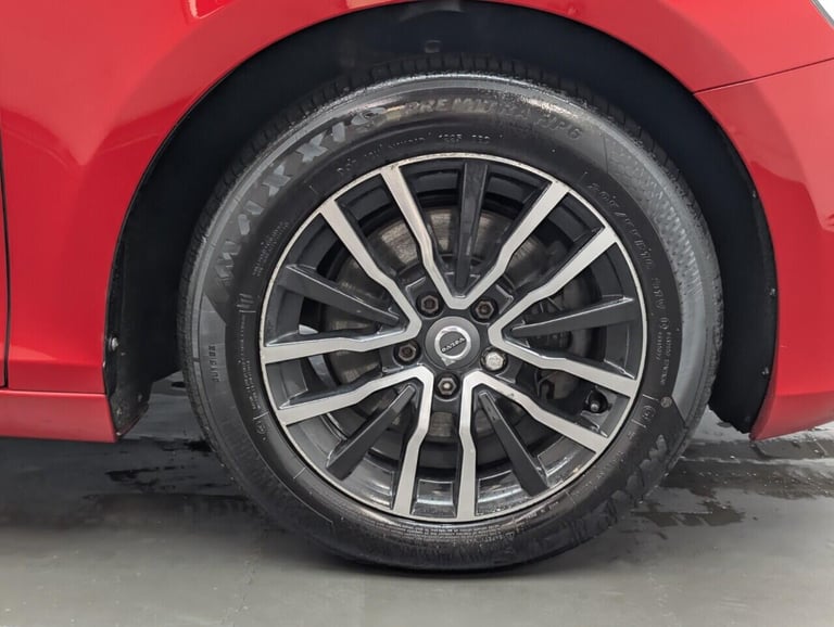 2017 Volvo V40 2.0 T2 Momentum Nav Plus Hatchback 5dr Petrol Manual Euro 6 (s/s) (122 ps)  HATCHB...