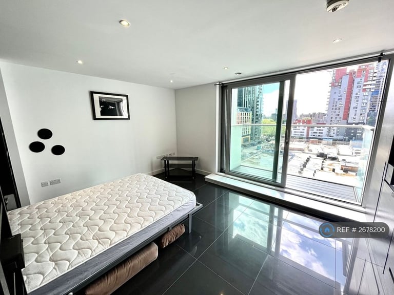 Studio flat in Pan Peninsula Square, London, E14 (#2678200)