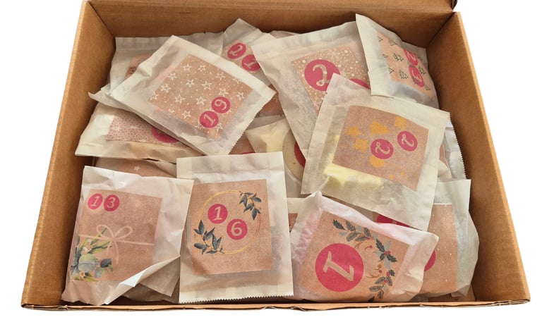 New wax melts advent calendar, 25 pouches. Includes ceramic wax melt burner.