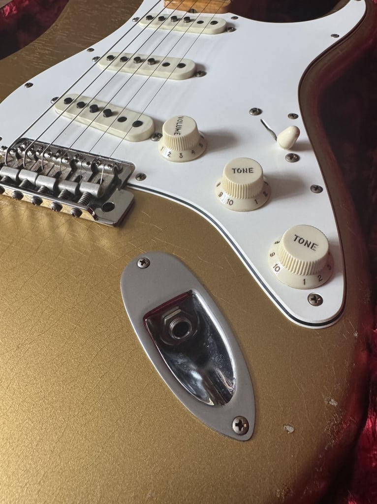 Fender Custom Shop LTD ’64 Special Stratocaster Relic Aztec Gold over Gold Sparkle