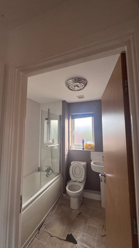 3 bedroom with 3 bath terrace house to LET!NO COMPANY LET!