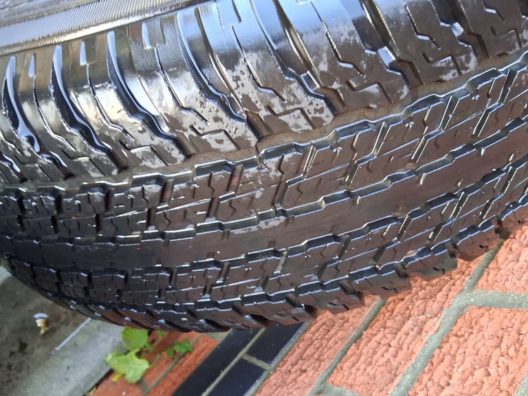 4 Toyota 4wd pick up wheels tyers. 