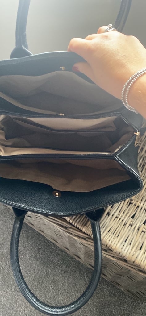 Ladies black shoulder bag 