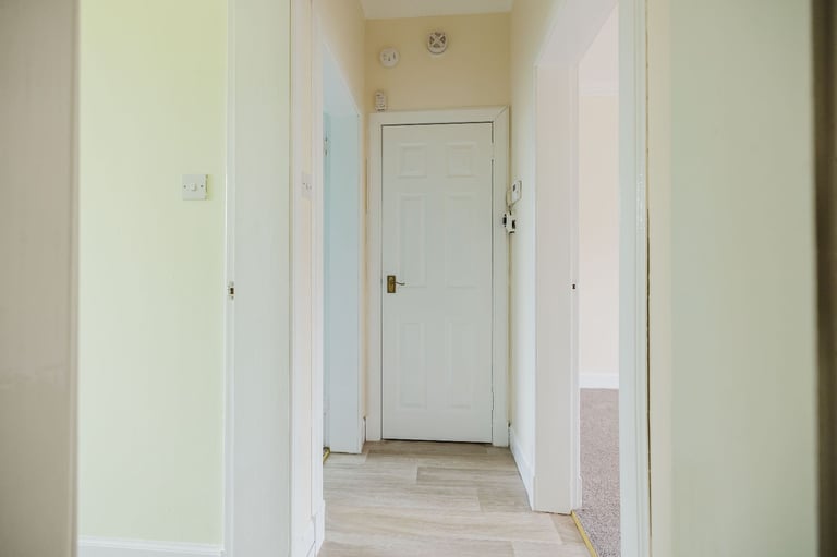  Bright and neutral, 2-bedroom, main door, furnished flat in Newington - available soon