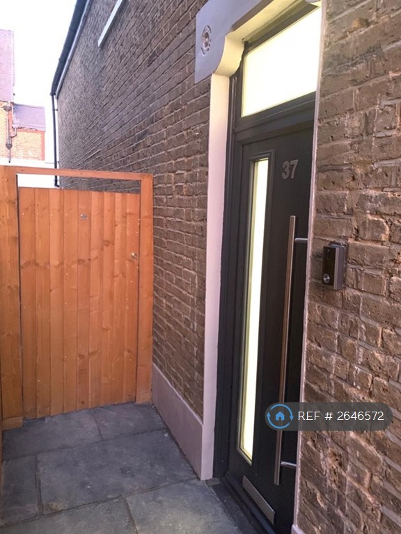 1 bedroom in Catford, London, SE6 (#2646572)