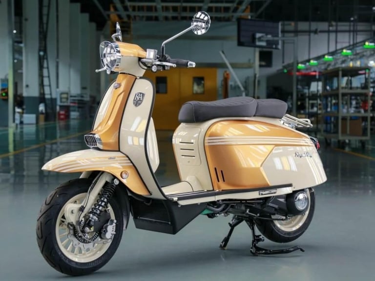 Royal Alloy GP 125cc S Modern Classic Retro Automatic Moped Scooter Liquid Co...