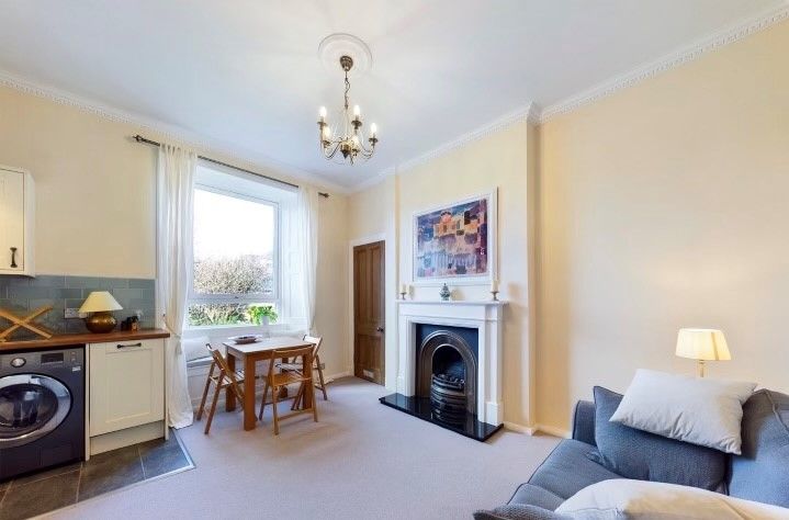 Spacious, first floor, 1 bedroom flat with large box room, in Murrayfield – available November