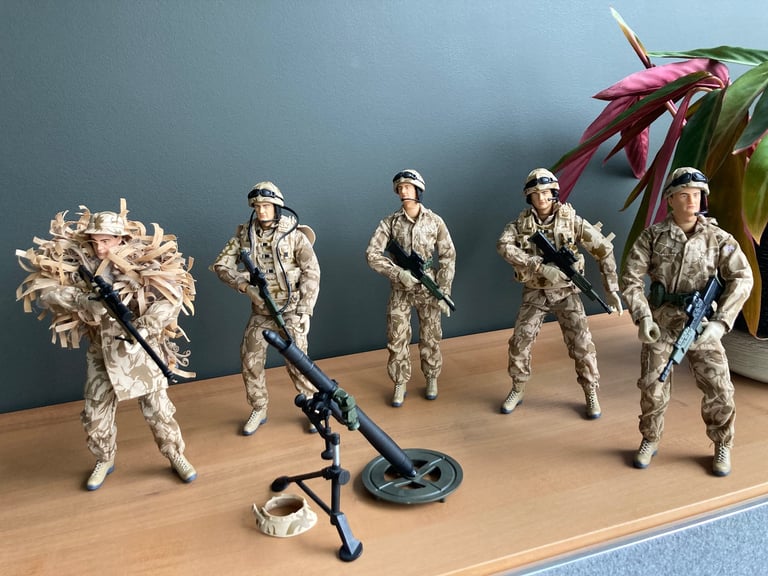 H.M. Armed Forces Fast Pursuit Battle Tank with 4 Infantrymen &  Marines Commando Sniper.