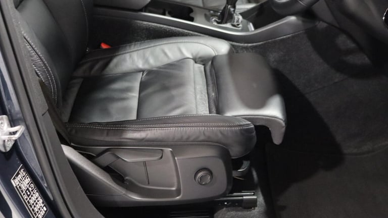  Volvo XC40 T3 R-Design Manual (Park Assist, Powered Tailgate, Privacy Glass) Petrol Manual