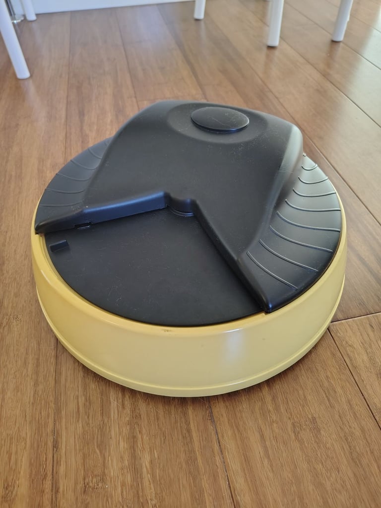 Cat feeding machines 