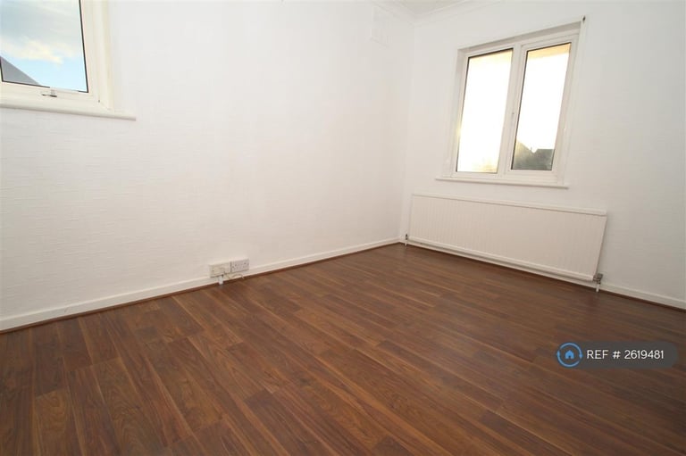 3 bedroom house in Weir Gardens, Rayleigh, SS6 (3 bed) (#2619481)