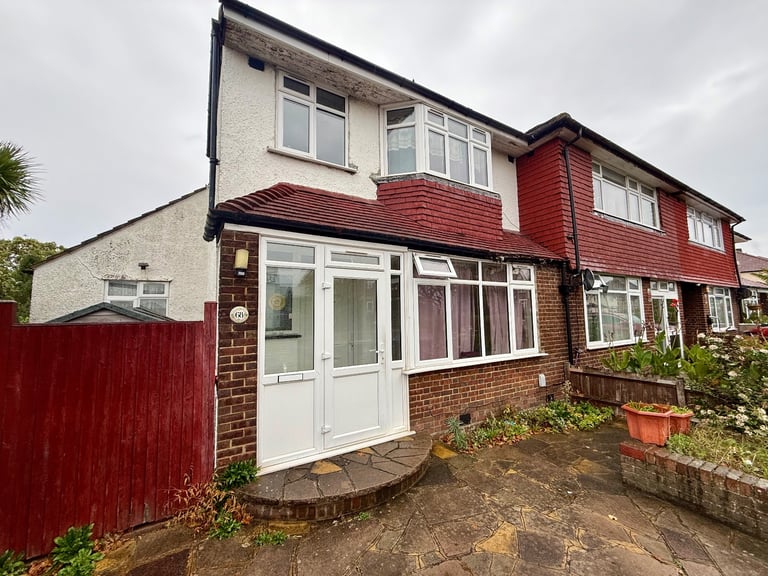 COMPANY LET AVAILABLE - Spacious 5-Bedroom End of Terrace Home on Croydon Road, Croydon