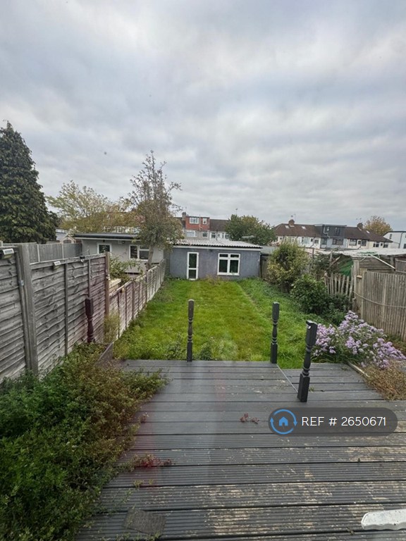 3 bedroom house in The Fairway, Northolt, UB5 (3 bed) (#2650671)