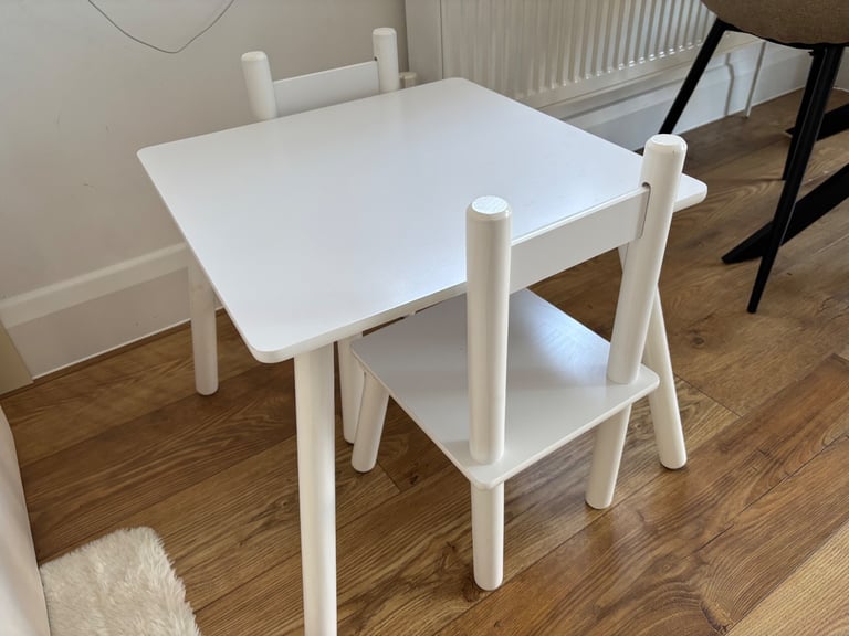 image for White table and chair 