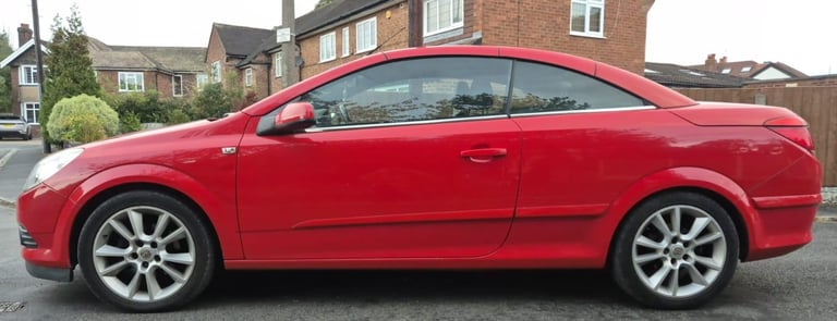 Automatic - Convertible. Leather seats. Serviced 12 times. 2008 Vauxhall Astra TwinTop Design 1.8