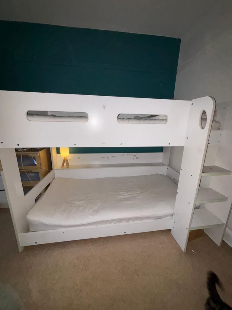 Bunkbed with shelves 