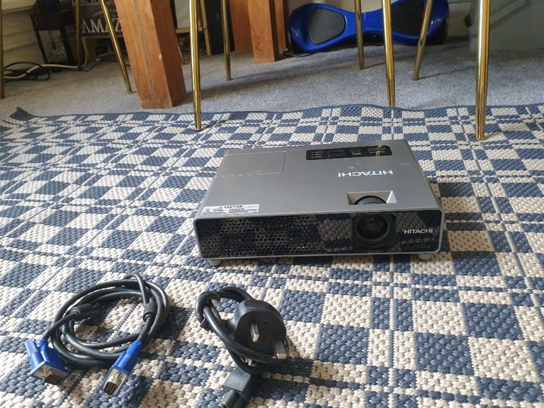 Hitachi ED-X22 2000 ANSI Lumens XGA LCD Projector EXCELLENT CONDITON AND FULLY WORKING