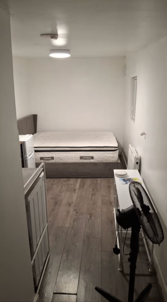 image for Beautiful Studio | Fully furnished | Fitted kitchen | Parking | Hawthorn Close, Aylesbury - HP20