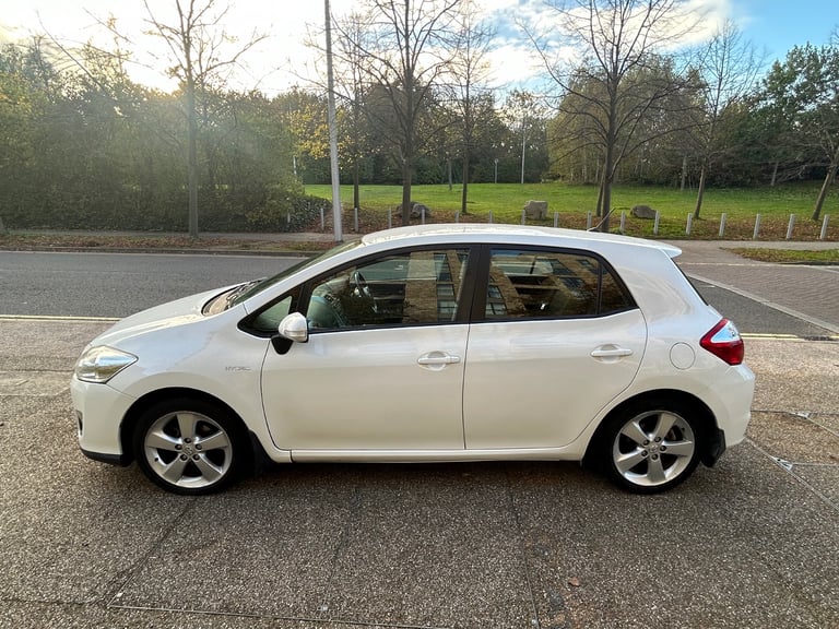2011 Toyota, AURIS 1.8 hybrid, drives perfect, excellent condition,long mot 