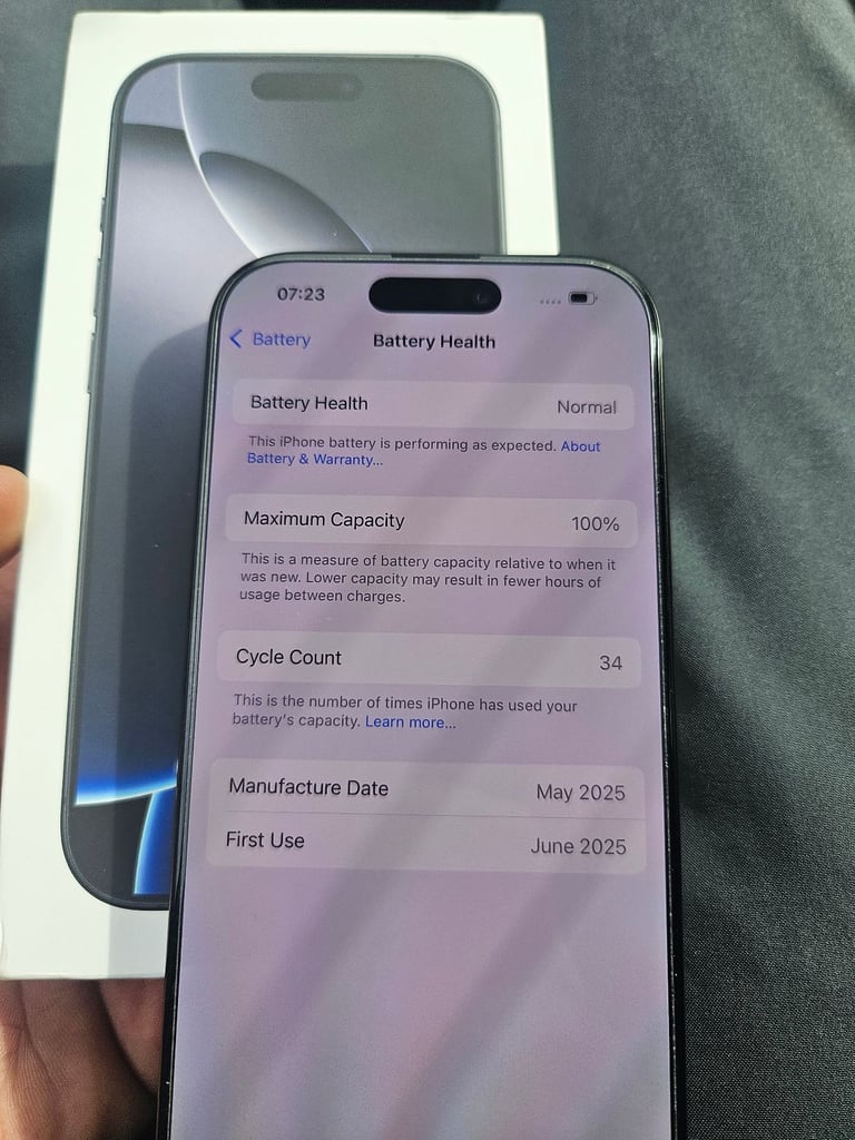 1 Month Old Iphone 16 Pro 5G Bundle 128GB 100% Batt Unlocked Black Warranty