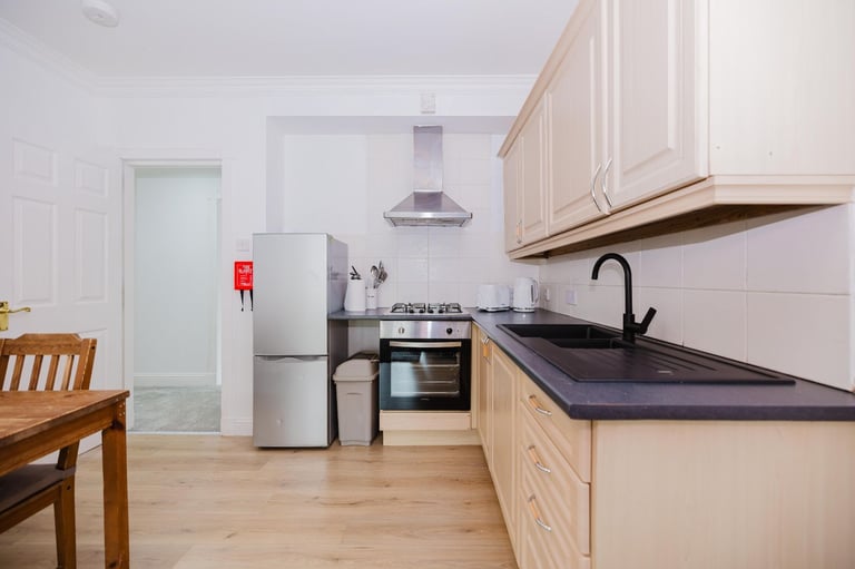 Stunning, 3 bedroom, HMO flat near Causewayside – with private parking – available NOW