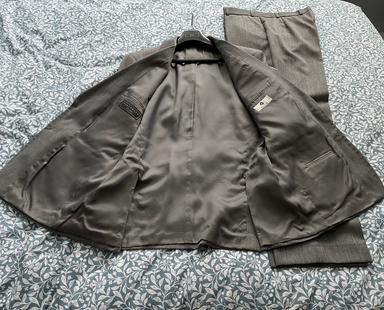 Men’s Single Breasted Grey Suit
