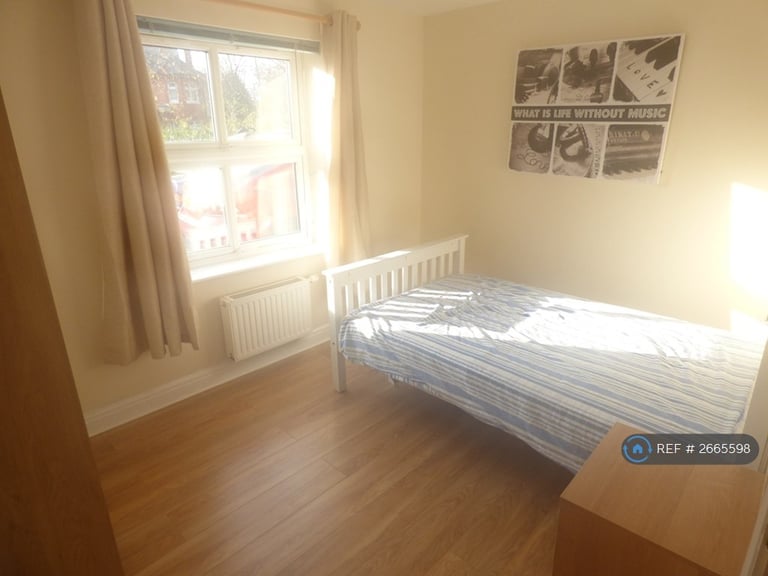 3 bedroom flat in Methuen Road, Bournemouth, BH8 (3 bed) (#2665598)