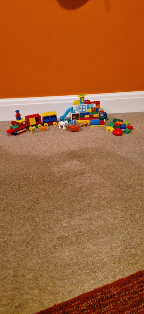 LEGO DUPLO BUILDING, TRAIN AND FIGURES. EXCELLENT CONDITION.