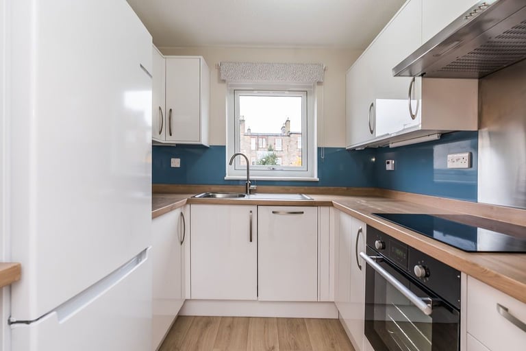 Contemporary, 2 bedroom flat in Morningside, with flexible furnishings – available NOW