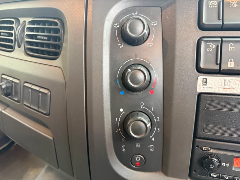 DAF LF 230, CURTAIN, UNDERSLUNG TAIL LIFT 