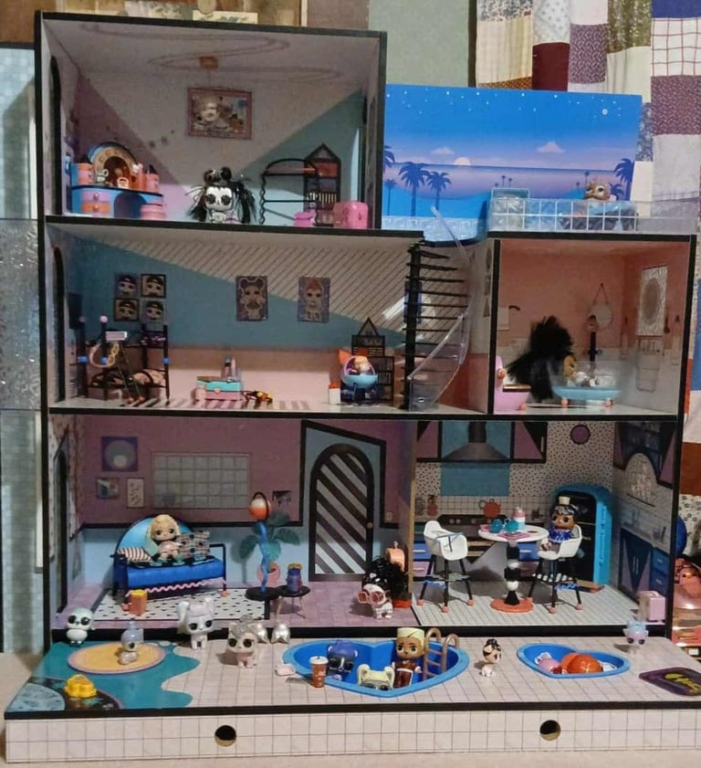 LOL Dolls house and accessories