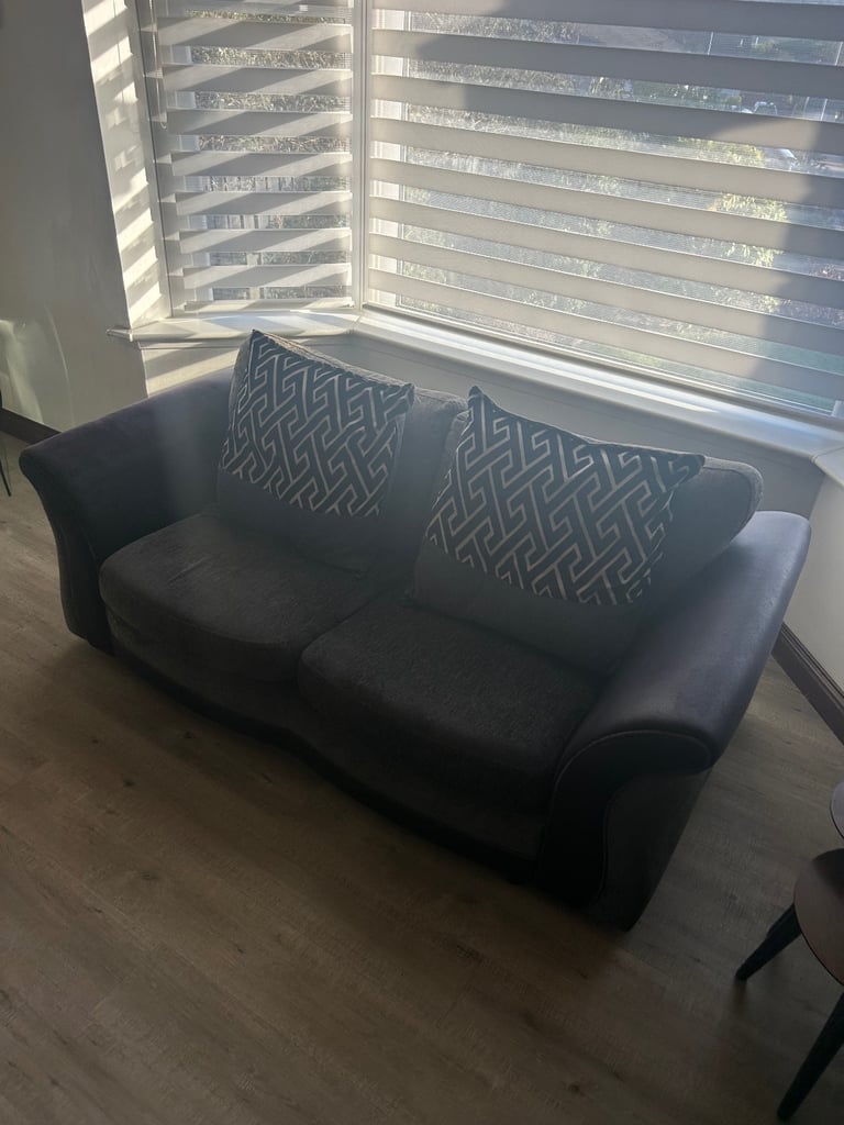 3 and 2 sofa free to uplift 