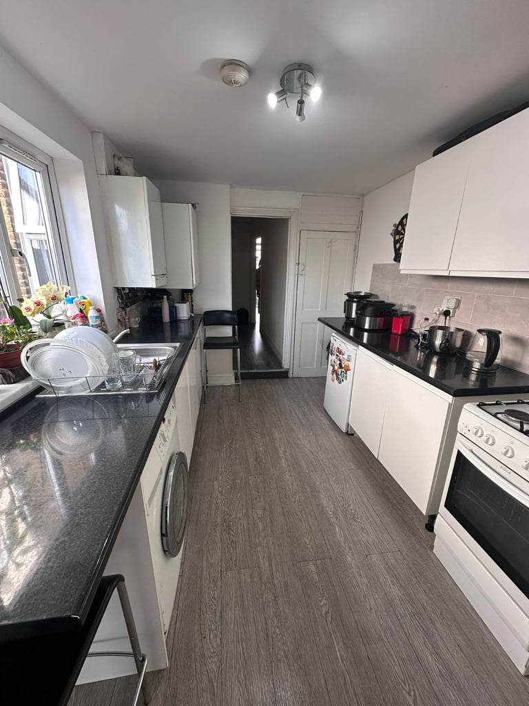 4 Bed Terraced House, Kingsdown Road, E11