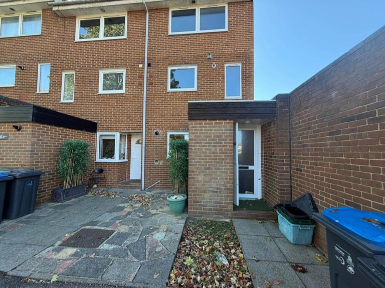 Garage in Croydon - AVAILABLE NOW!