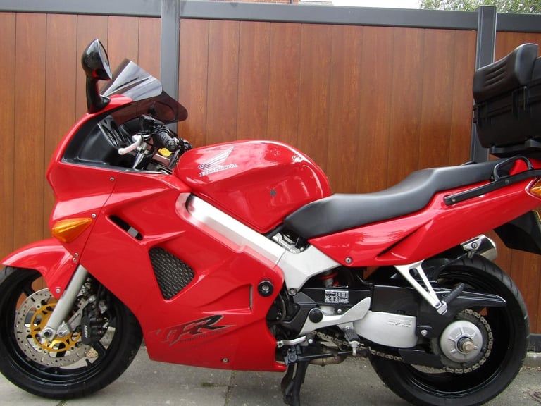 HONDA VFR 800 * LOW MILEAGE 12,000 * WITH BOX * AMAZING CONDITION *YEARS MOT *
