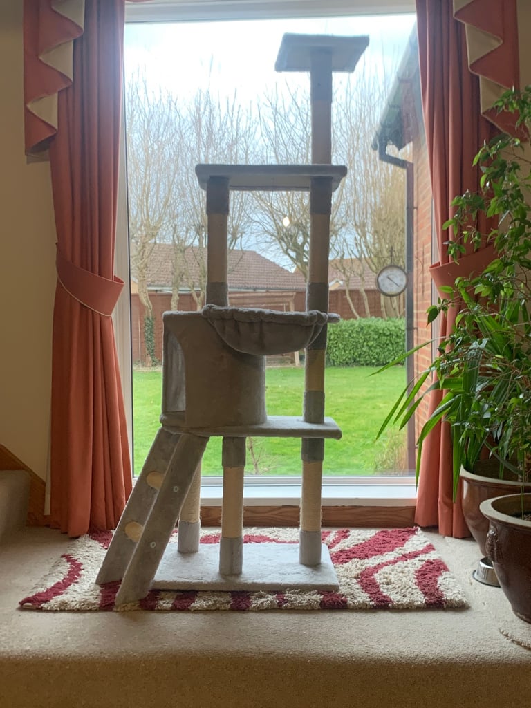 Cat Tree with scratch posts 