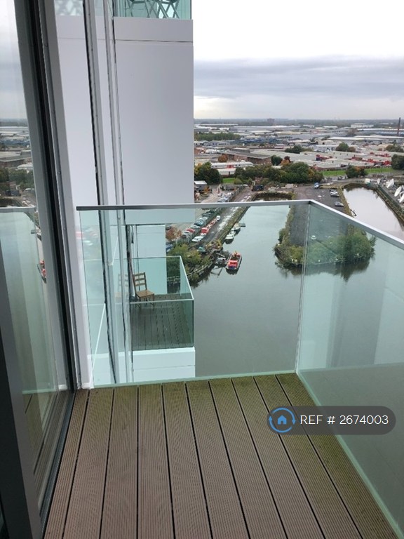 2 bedroom flat in Lightbox, Media City Uk, Salford, M50 (2 bed) (#2674003)