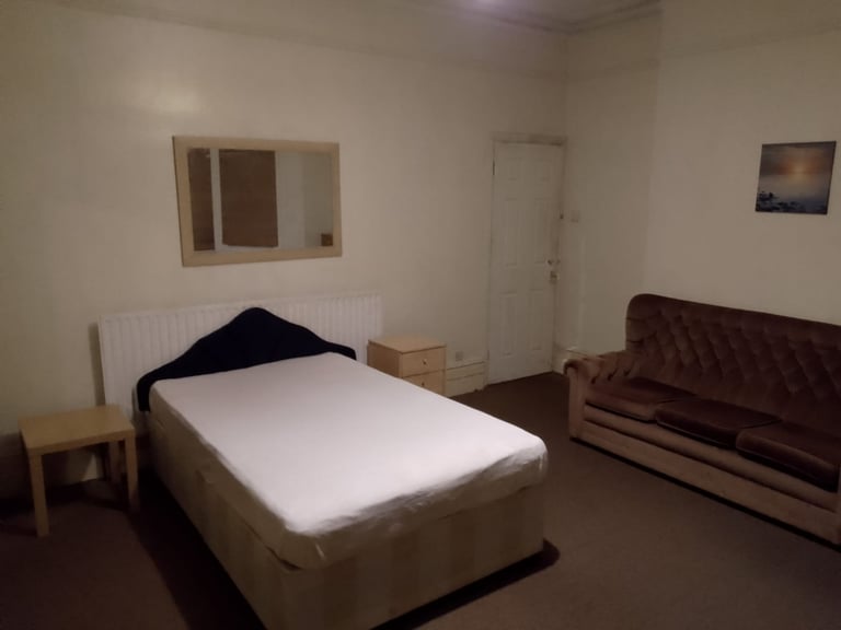 Spacious and Cosy Double Room for Rent in - SE6 2LA