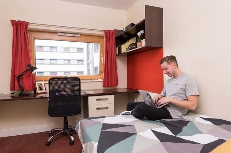 STUDENT ROOMS TO RENT IN WOLVERHAMPTON. CLASSIC ENSUITE WITH PRIVATE