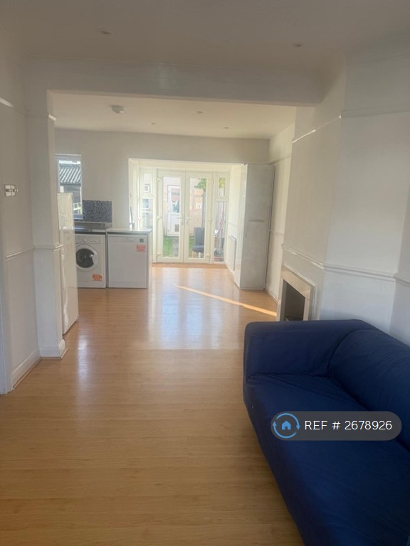 3 bedroom house in Essex Close, Merton, SM4 (3 bed) (#2678926)