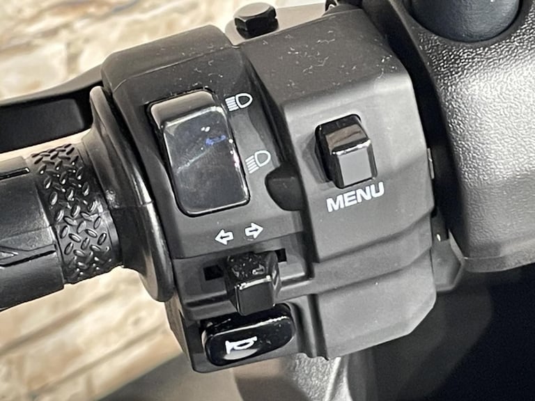 YAMAHA NMAX 125 2025 MODEL IN MILKY WHITE - IN STOCK AVAILABLE NOW !