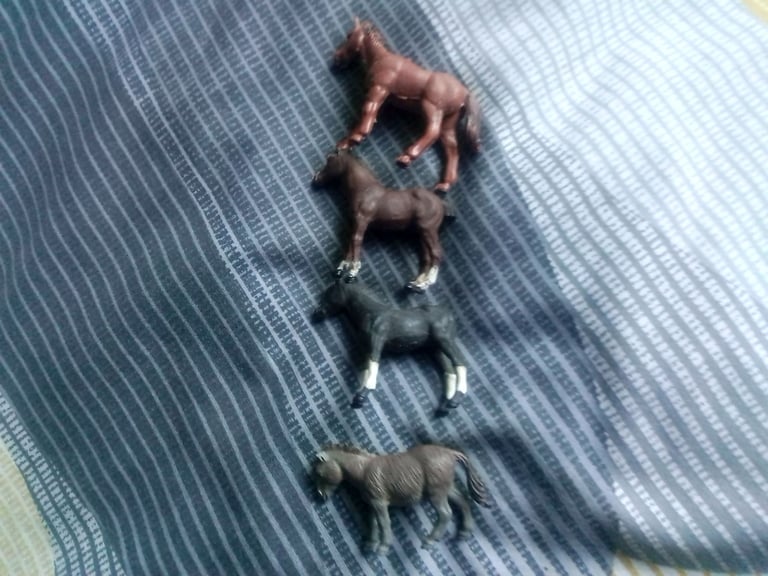 4 vintage very collectable 1970s Britains.ltd plastic toy horses 