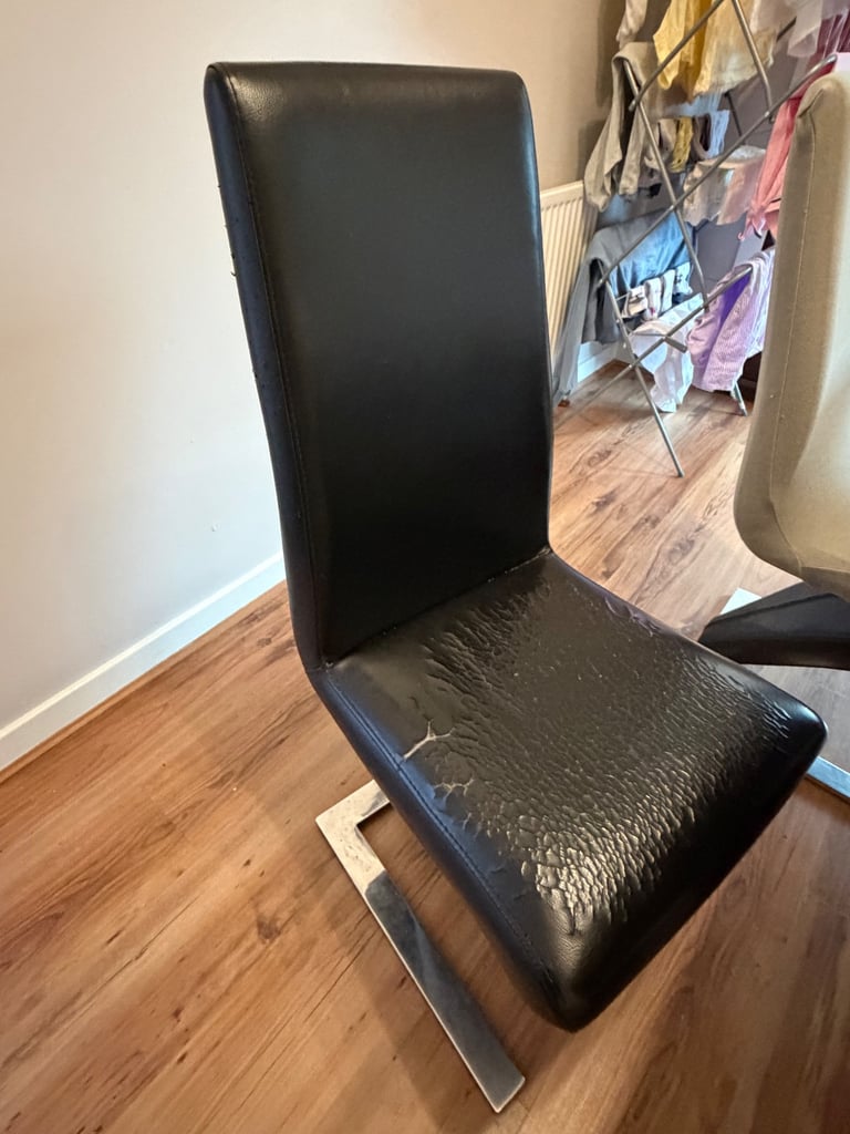 Extendable 4-8 People Dining table and 4 chairs