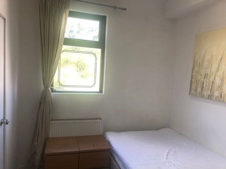 Ensuite Room 4 minutes from DLR and Elizabeth Line