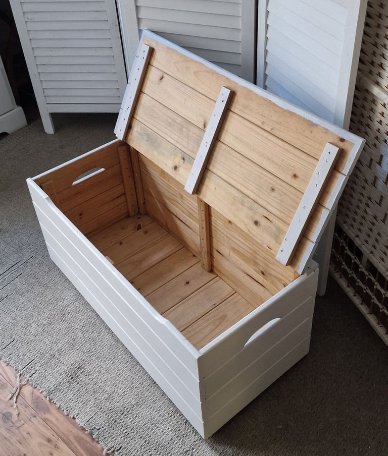 UPCYCLED SOLID PINE STORAGE BOX (please read ad description)