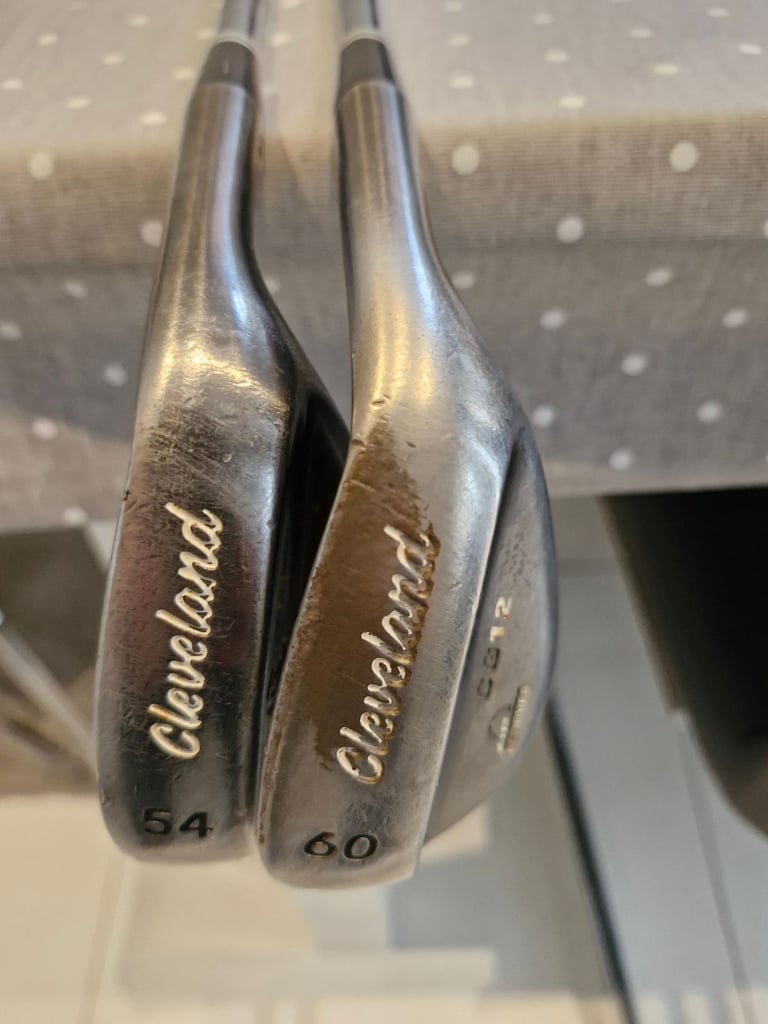 Golf clubs cleveland wedges set of 2 . Cg12 60 and 54 degree lofts.