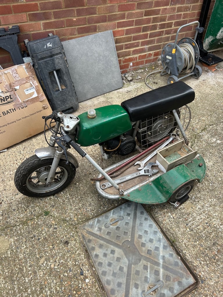 Motorbike with side car, vintage from the 1900’s.
