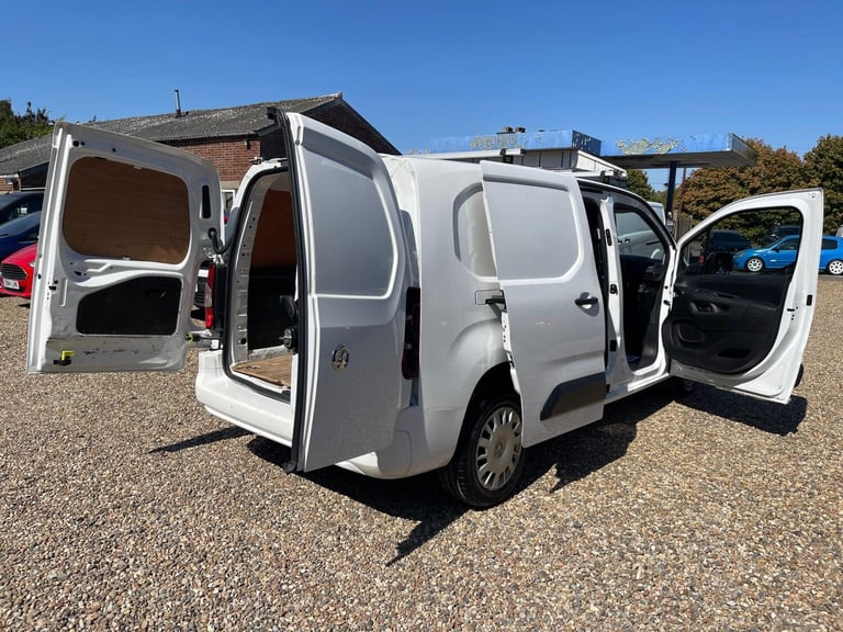 2020 Vauxhall Combo 1.5 Turbo D 2300 Sportive L2 H1 Euro 6 4dr PANEL VAN Diesel Manual