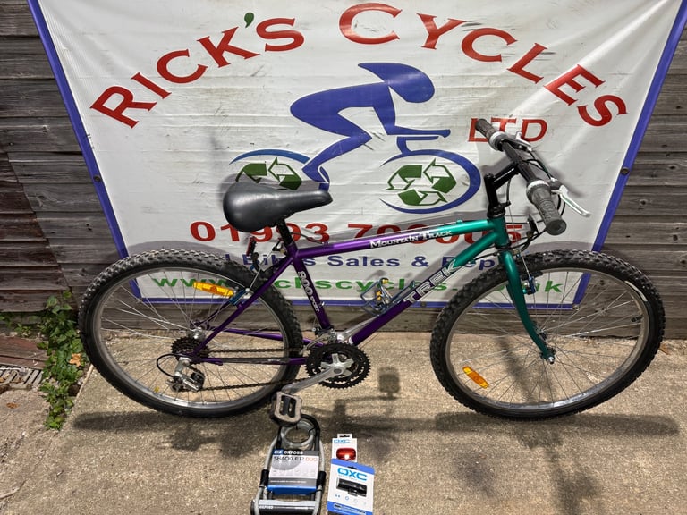 Trek Mountain Track 16.5” Frame Hybrid Bike. Ideal student bike! Free D-Lock/Lights